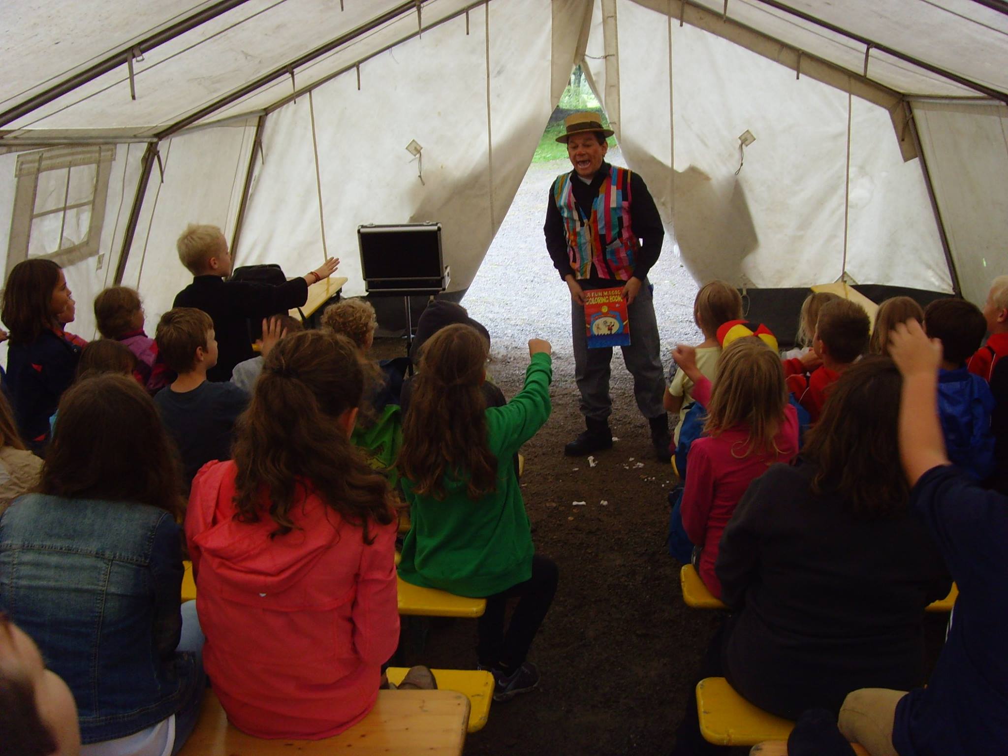 Kinder reagieren auf Zaubershow