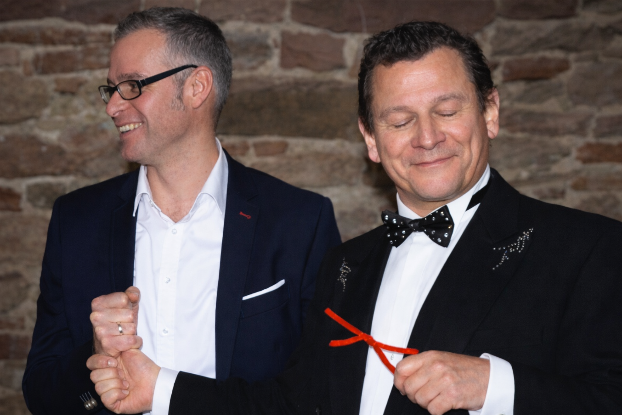 Publikumsinteraktion mit roter Schnur